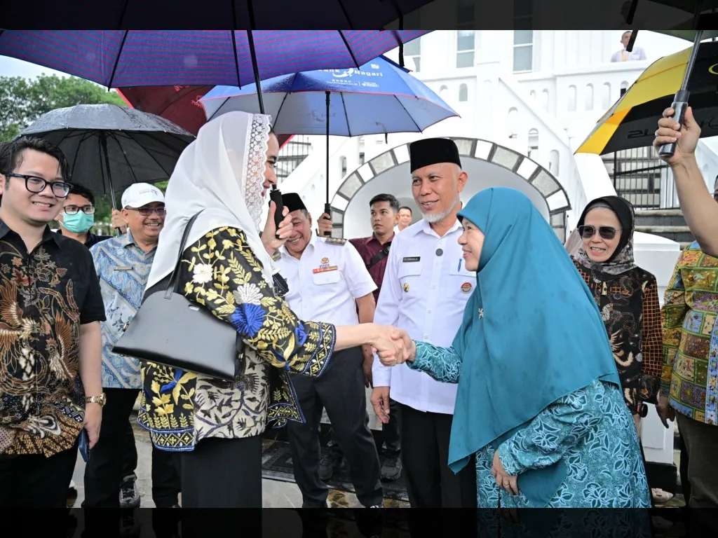 Ketua TP-PKK Sumbar menyalami Menteri Pariwisata RI