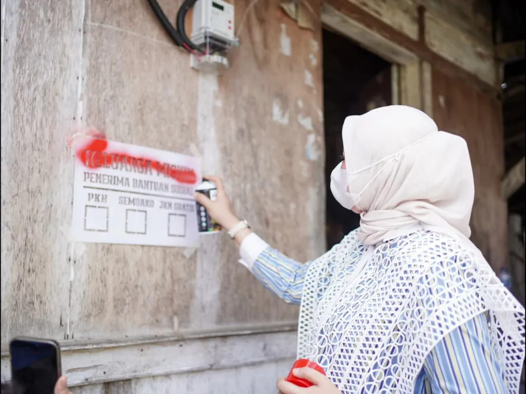 Ketua TP-PKK Kabupaten Solok Ny. Nia Jon Firman Pandu melakukan penghapusan rumah keluarga yang berinisiatif mengundurkan diri  sebagai penerima bansos