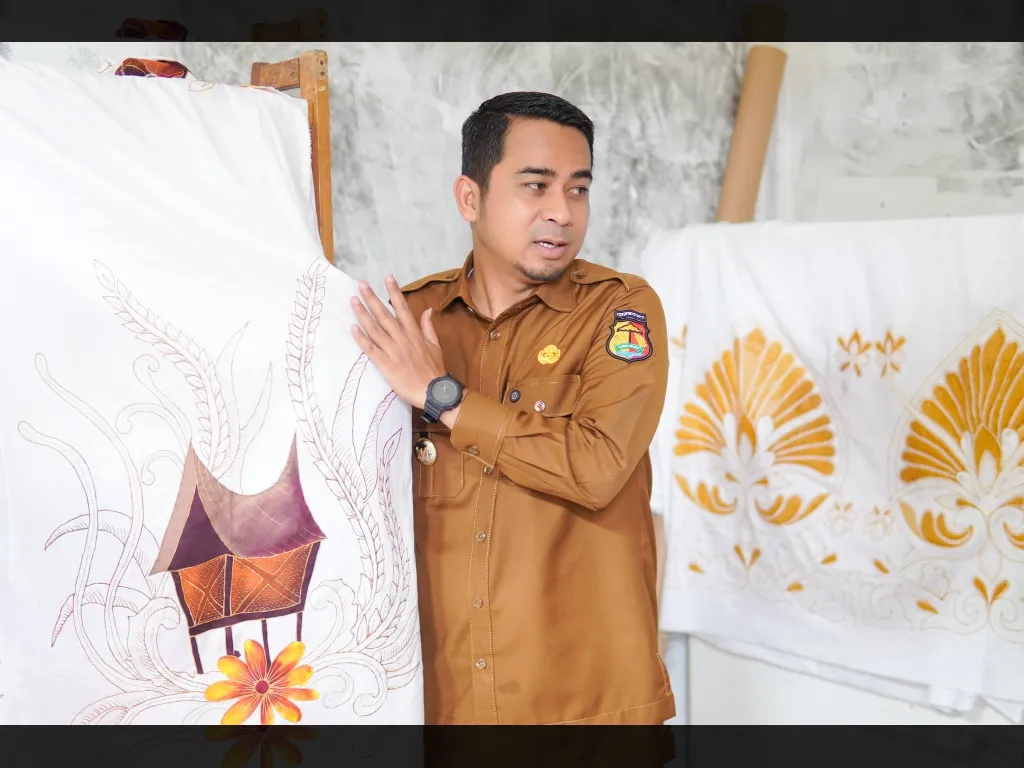 Batik Produksi Pengrajin Kota Solok diamati Walikota Ramadhani