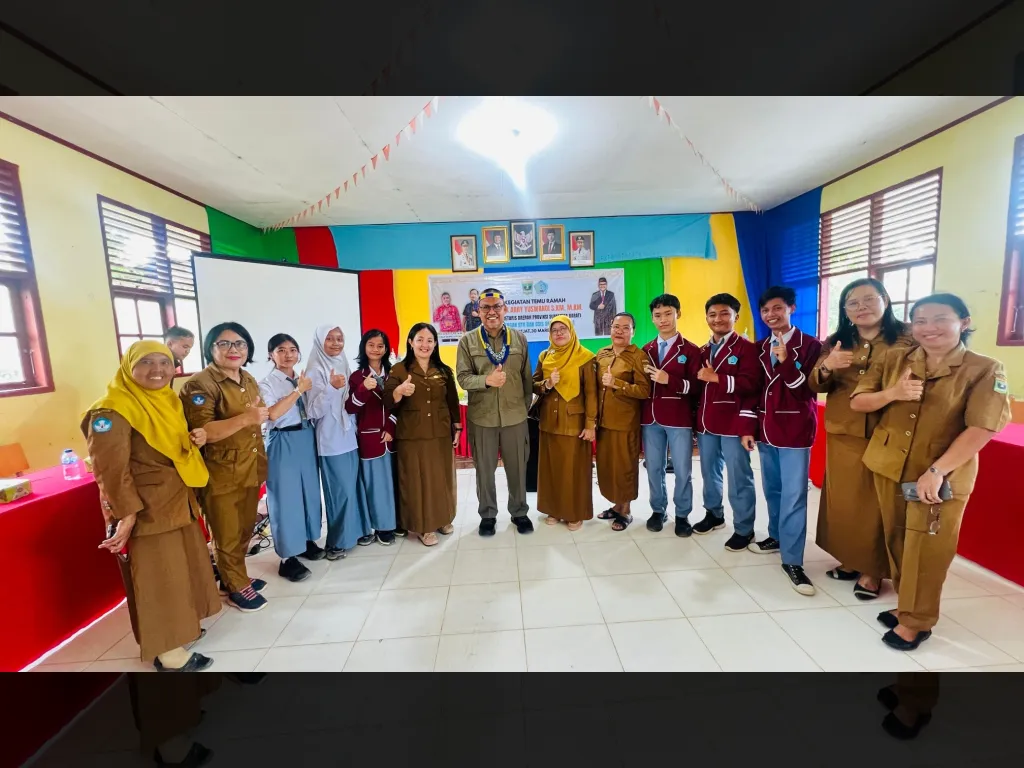Sekda Arry Yuswandi Foto bersama dengan guru SMKN 1 Mentawai