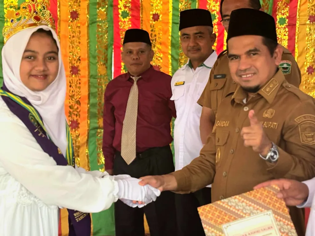 Wabup Candra ucapkan selamat kepada tahfiz yang mengikuti wisuda