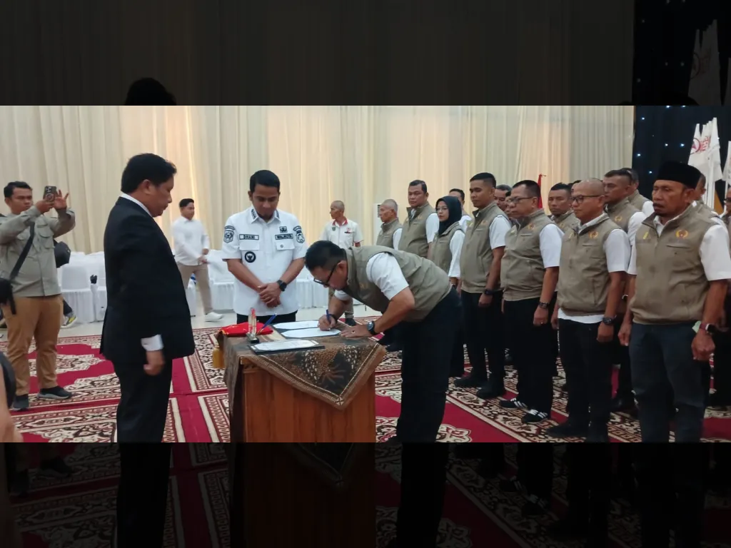 Ketum KONI Kota Solok Rudi Horizon Tanda tangani naskah pelantikan dihadapan Walikota Ramadhani Kirana Putra