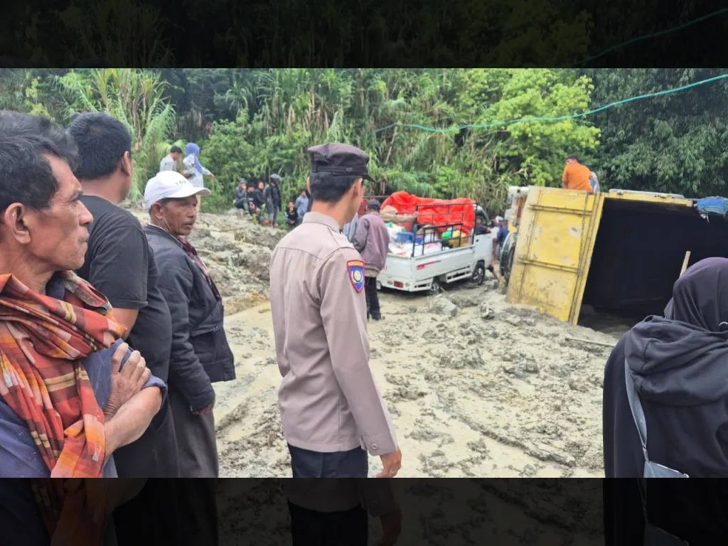 Truk cold Diesel pembawa sembako terbalik dihantam material longsor