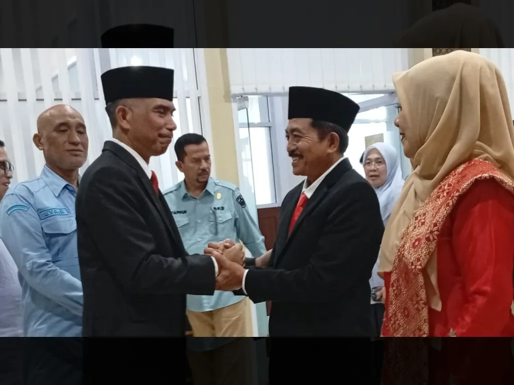 Sekda Medison ucapkan selamat kepada Febri Fauzan sebagai Direksi Perumda Tirta Solok nan Indah