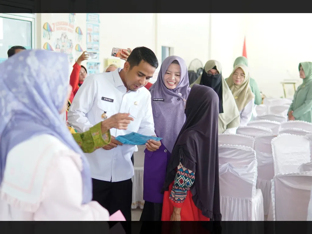 Walikota Solok Ramadhani berbicang dengan warga setempat
