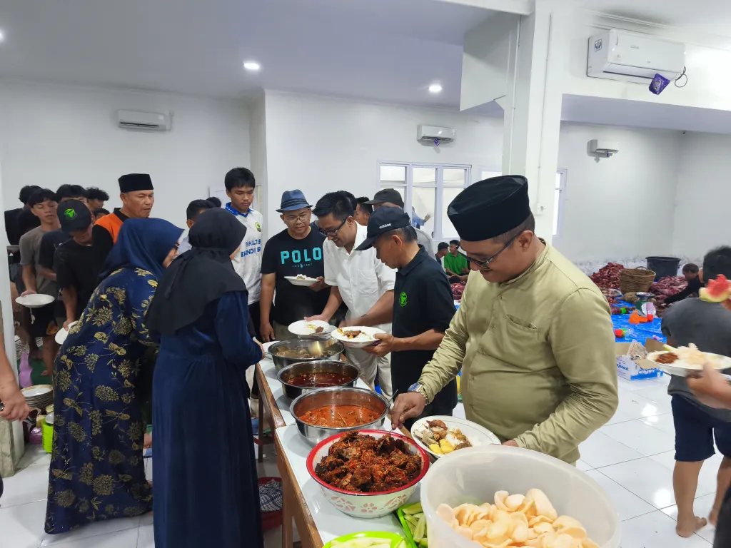 Makan Bersama, Anggota DPRD Kota Padang, Camat Padang Selatan dan Tokoh Masyarakat terlihat Tokoh Masyarakat