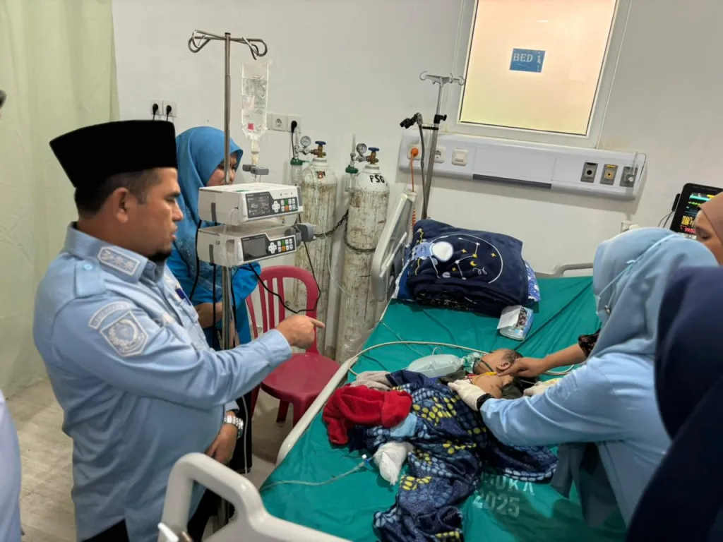 Terbaring di RSUD Arosuka, Balita Korban Penganiayaan Ayah Tiri Memantik Empati Wabup Candra}