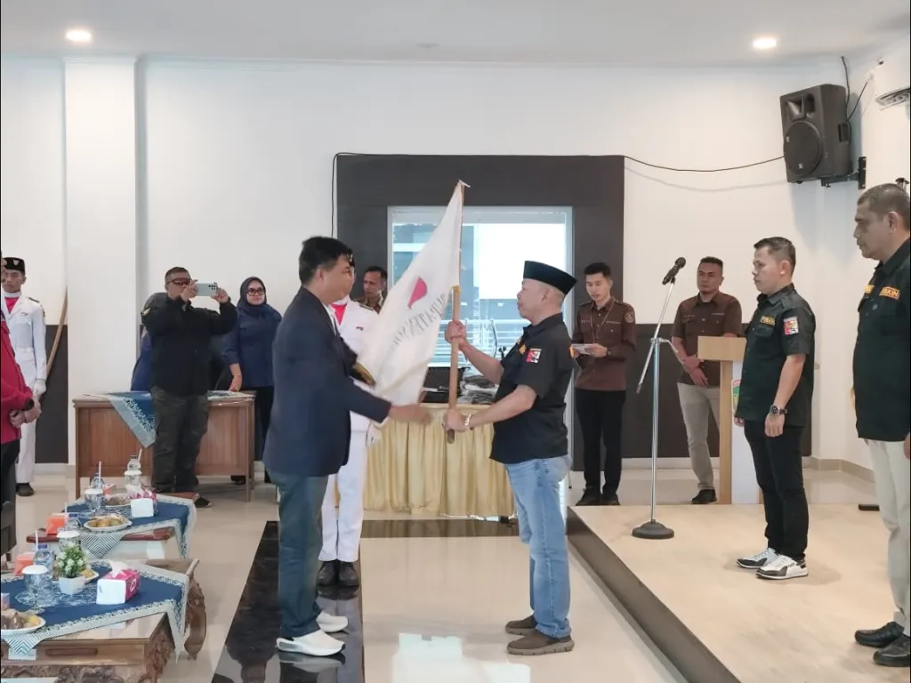 Pelantikan Hidatar sebagai ketu aperbakin Kabupaten Solok nditandai dengan penyerahan bendera organisasi menembak