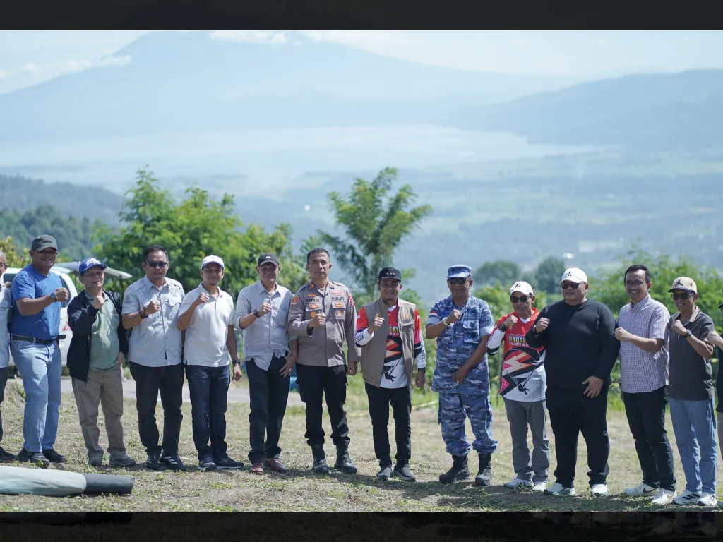 Walikota Ramadhani Kirana Putra bersama Ketua KONI Kota Solok foto bersama peserta dengan latar belakang panorama puncak Gurunun Payo