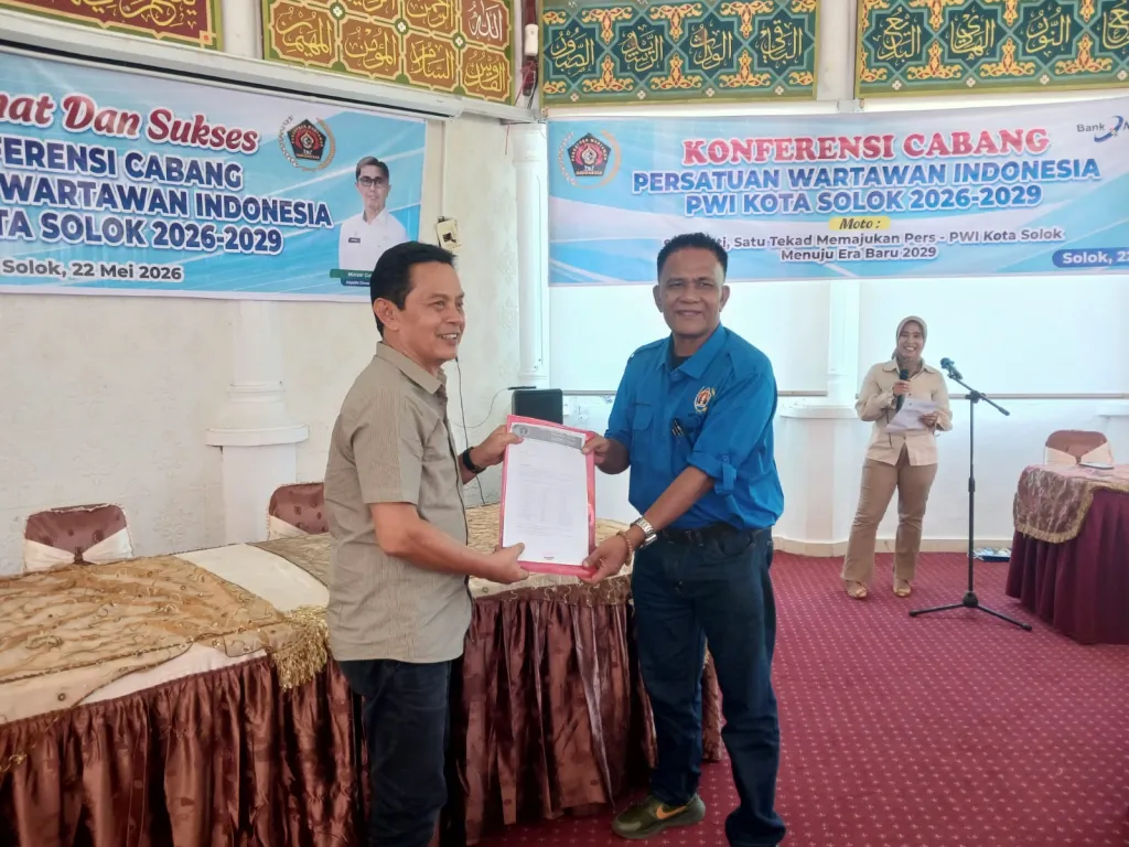 Roni Natase terima surat penetapan sebagai Ketua PWI Kota Solok dari Ketua PWI Sumbar Widya Navies