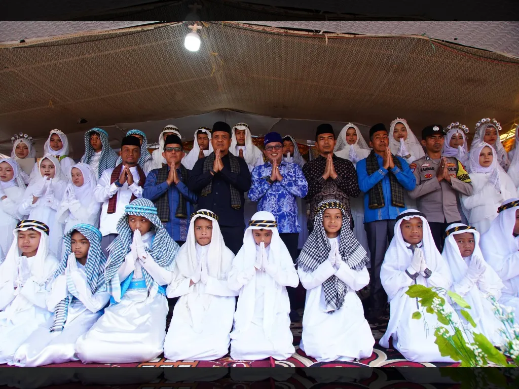 Bupati Tanah Datar Eka Putra foto bersama santri dan santriwati peserta khatam alquran