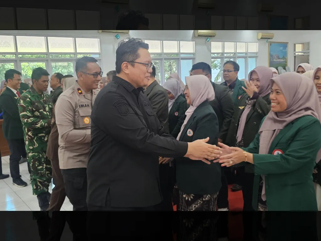 Wabup Ahmad fadly memberi ucapan selamat kepada jajaran pengurus IDI Tanah Datar