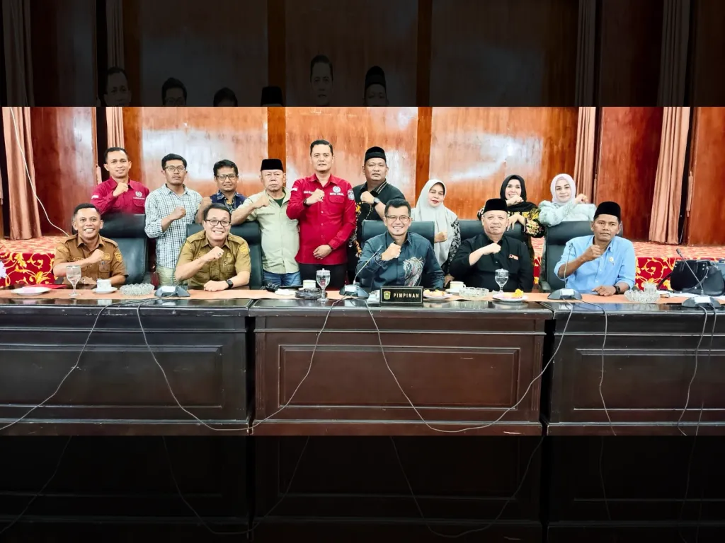 Pimpinan DPRD foto bersama pengurus KONI Kabupaten Solok selepas rapat dengar pendapat