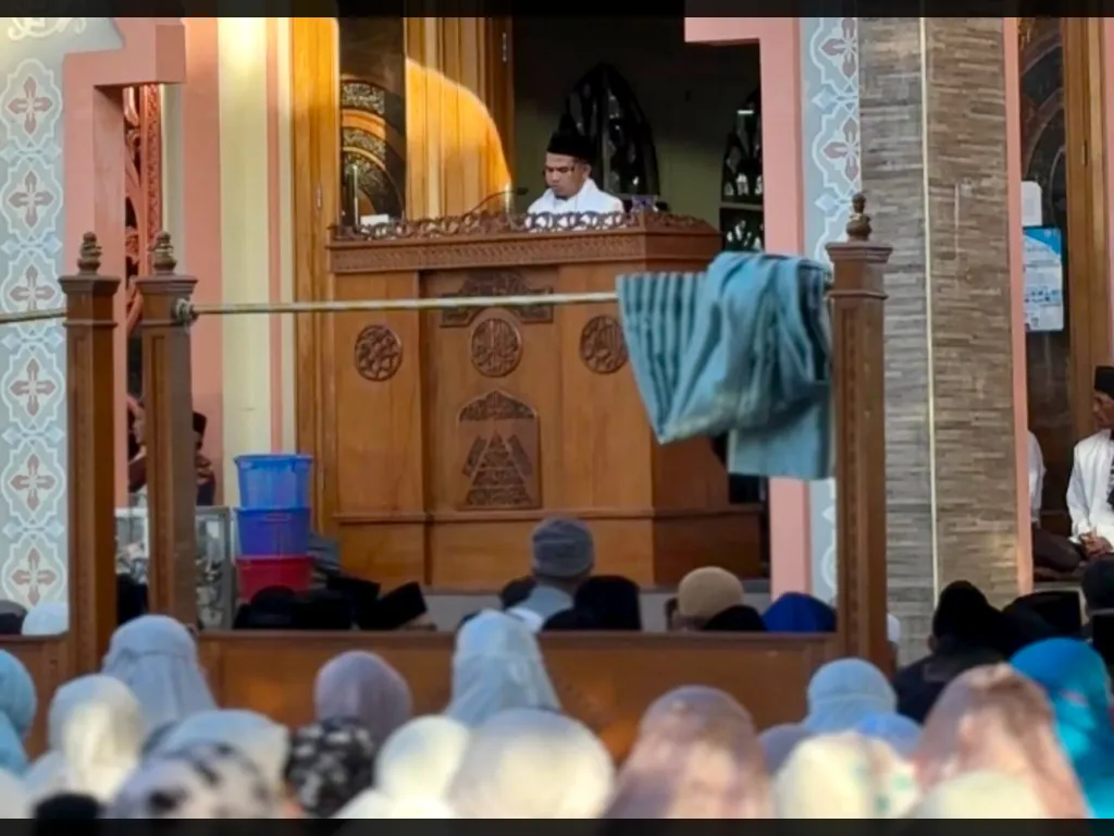 Wabup Candra kala menyampaikan khutban salat idul Adha