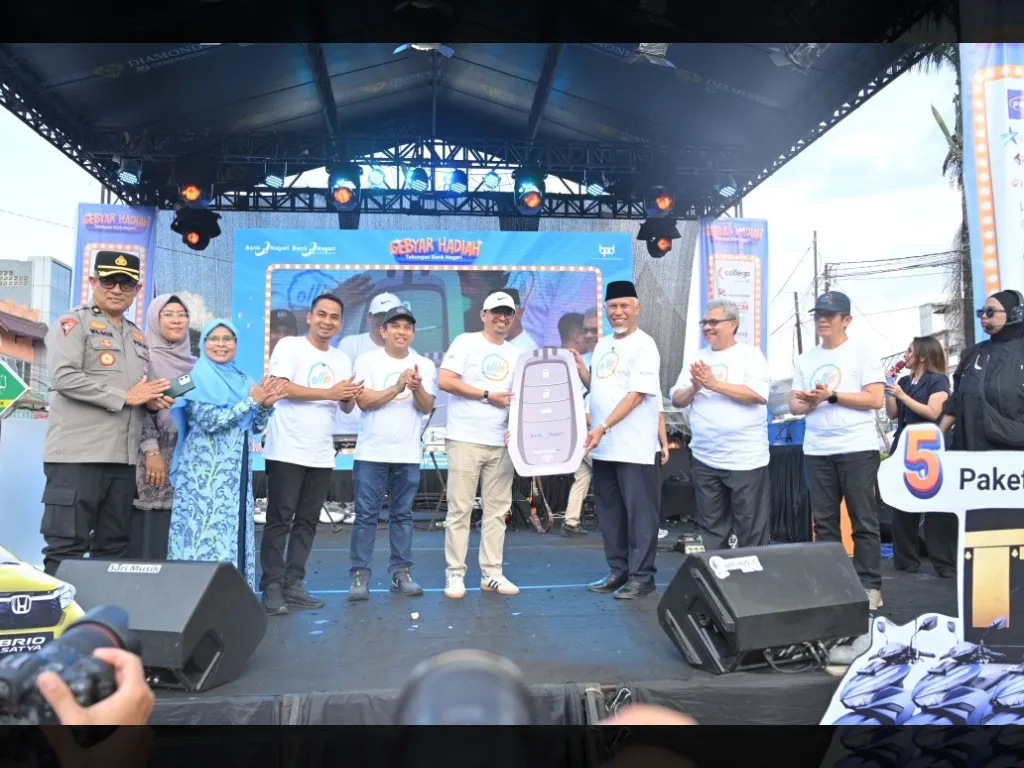 Gubernur Sumbar Mahyeldi secata simbolis serahkan kunci mobil sebagai hadiah tabungan Bank Nagari kepada pemenang