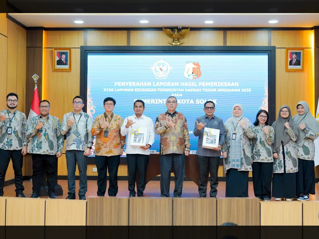 Penerimaan penghargaan dari BPK Perwakilan Sumbar