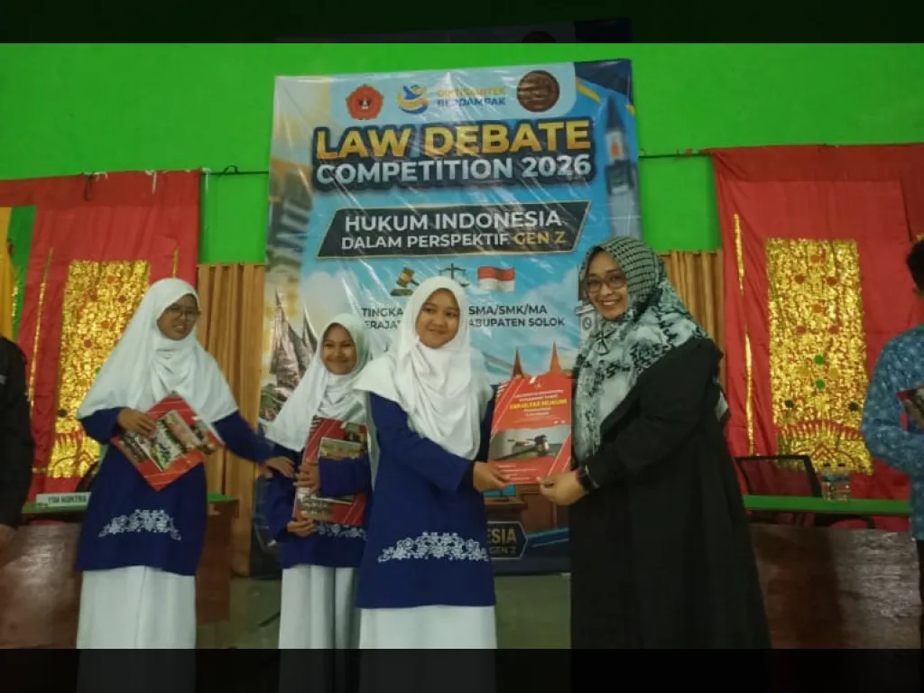 Tim Putri MAN 1 Solok terima hadiah dari Rektor UMMY