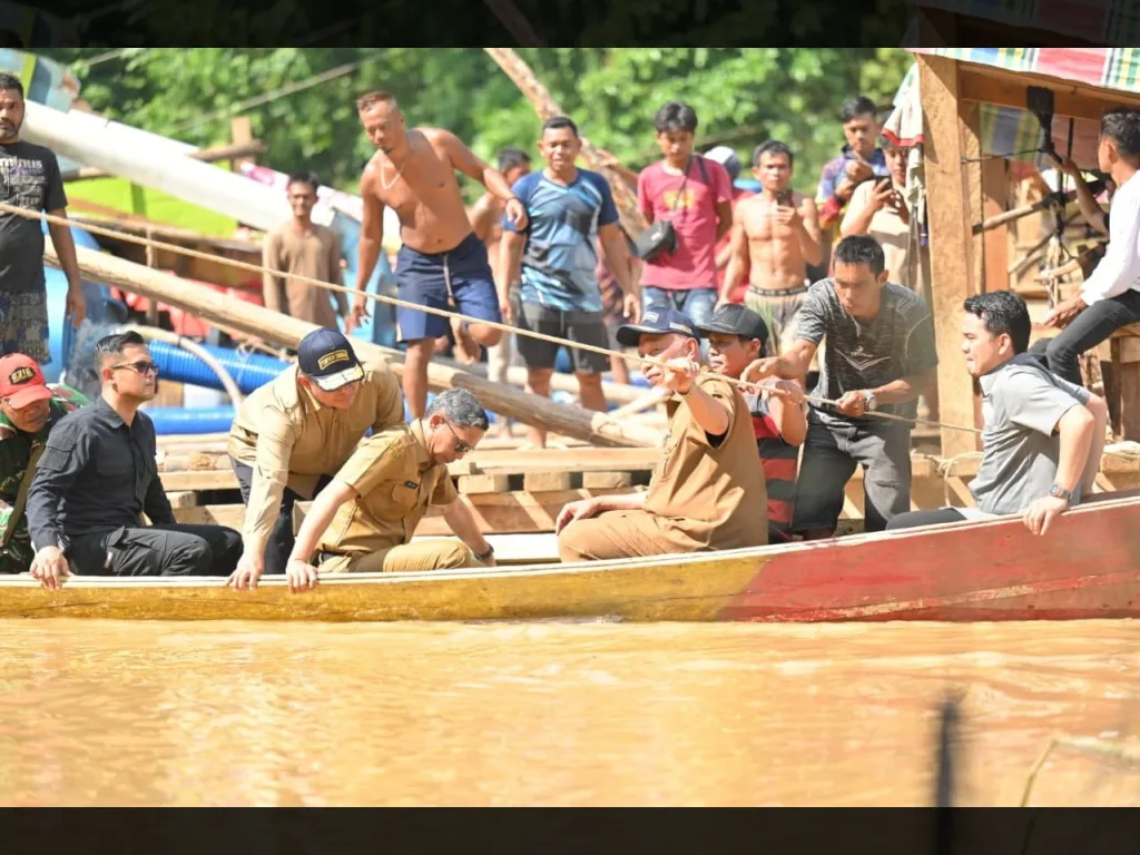Gubernur Mahyeldi  sisir sungai meninjau lokasi tambang emas di Sijunjung