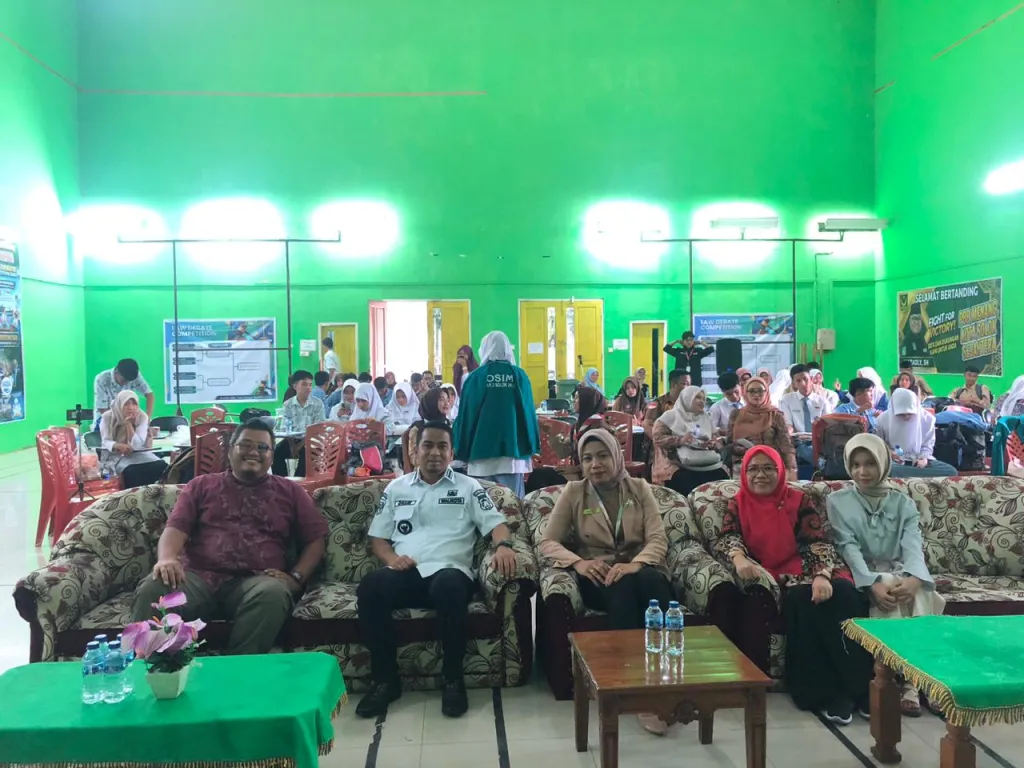 Walikota Solok Ramadhani Kirana Putra terkesima saksikan penampilan tim finalis Lomba Debat hukum