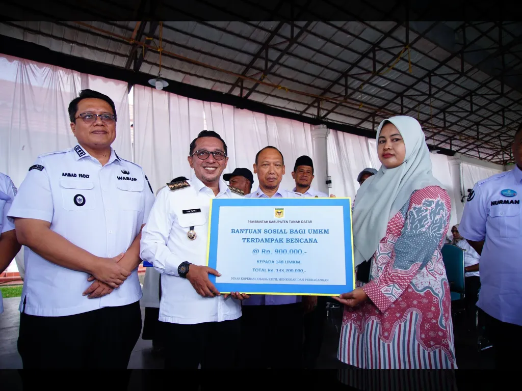 Bupati dan Wabup Tanah Datar secara simbolis serahkan bansos dan BLT kepada warga terdampak bencana