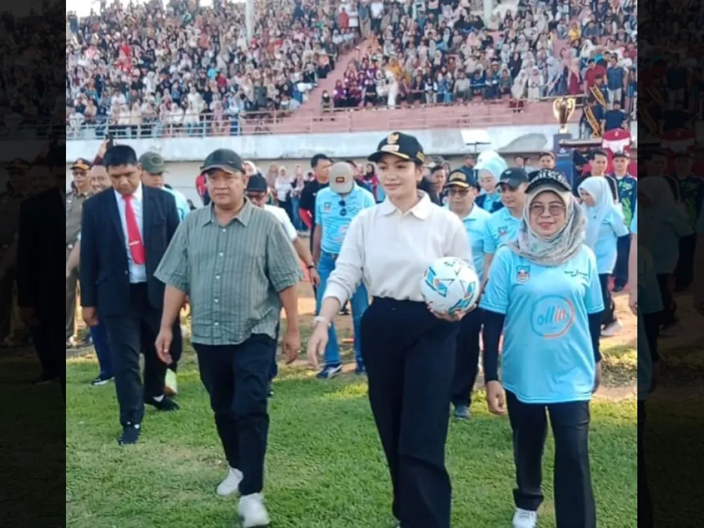 Bupati Annisa buka turnamen DCL dengan melakukan tendangan bola pertama