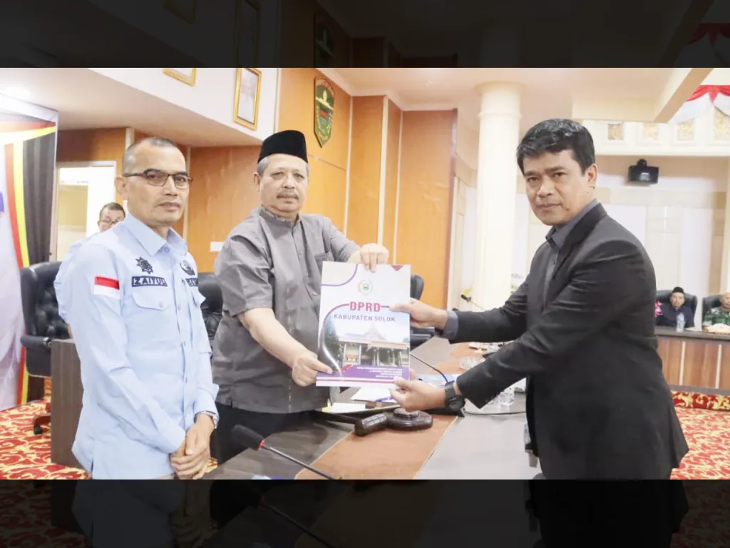 Penyerahan Pandangan umum Fraksi DPRD