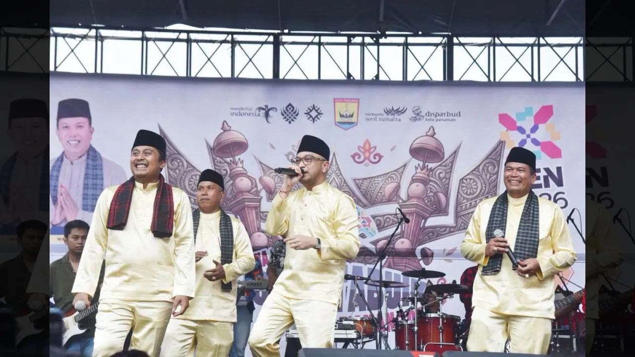 Wamenbud Giring Ganesha ikut menyanyi