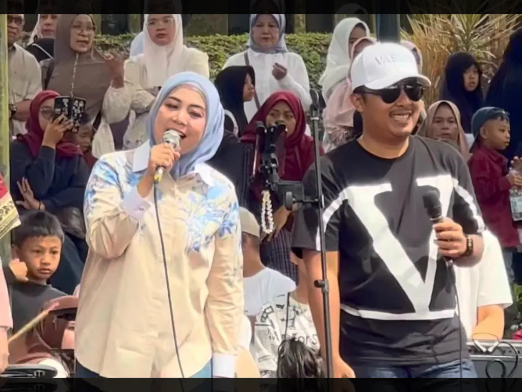 Wagub Vasko bersama istri hibur pengjung festival kuliner di Bukittinggi