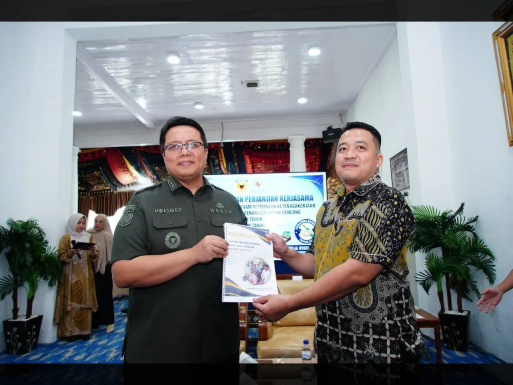 Wabup Ahmad fadly bersama Ketua Tim Bidang Padat Karya Kemenaker RI Muhammad Ikrar Dinata