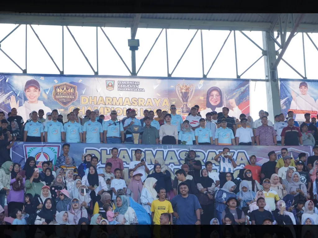 Penonton membludak di tribun utama