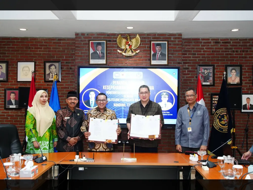 Bupati Eka Putra bersama Direktur Poltekpar NHI Bandung, Dr. Anwari Masatip
