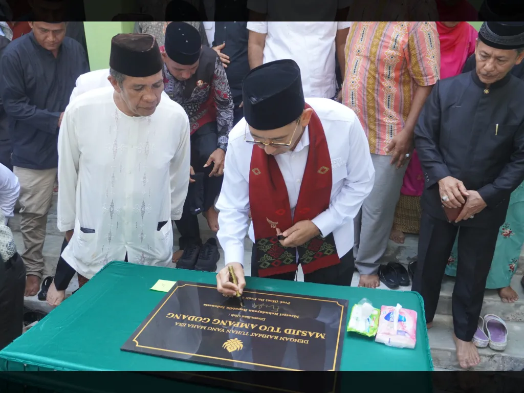 Menteri Kebudayaan Fadli Zon menandatangani prasasti peresmian Masjid Tuo AMpang Gadang