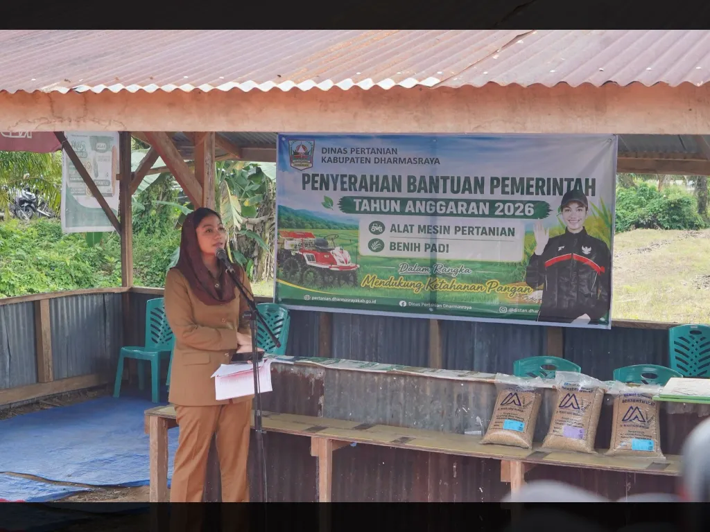 Sambutan Bupati Annisa  sebelum penyerahan Alsintan kepada keltan di Sitiung