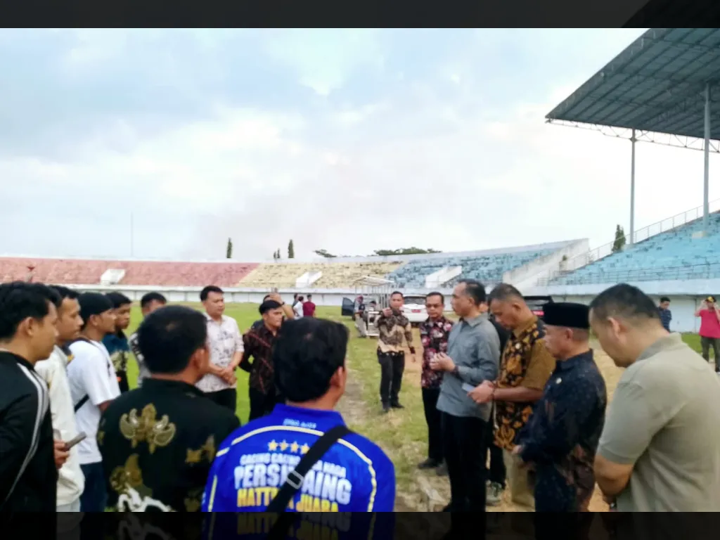 Sekda Medison tengah menyampaikan pesan kepada wasit pertandingan DCL 2026