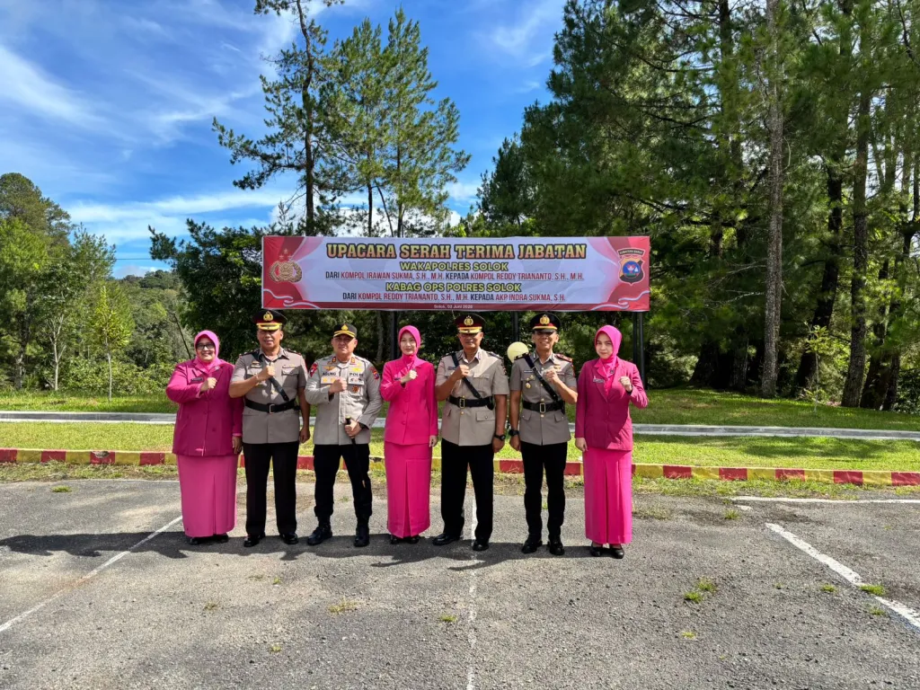 Selepas Sertijab Kapolres Solok foto bersama dengan pejabat utama dan istri