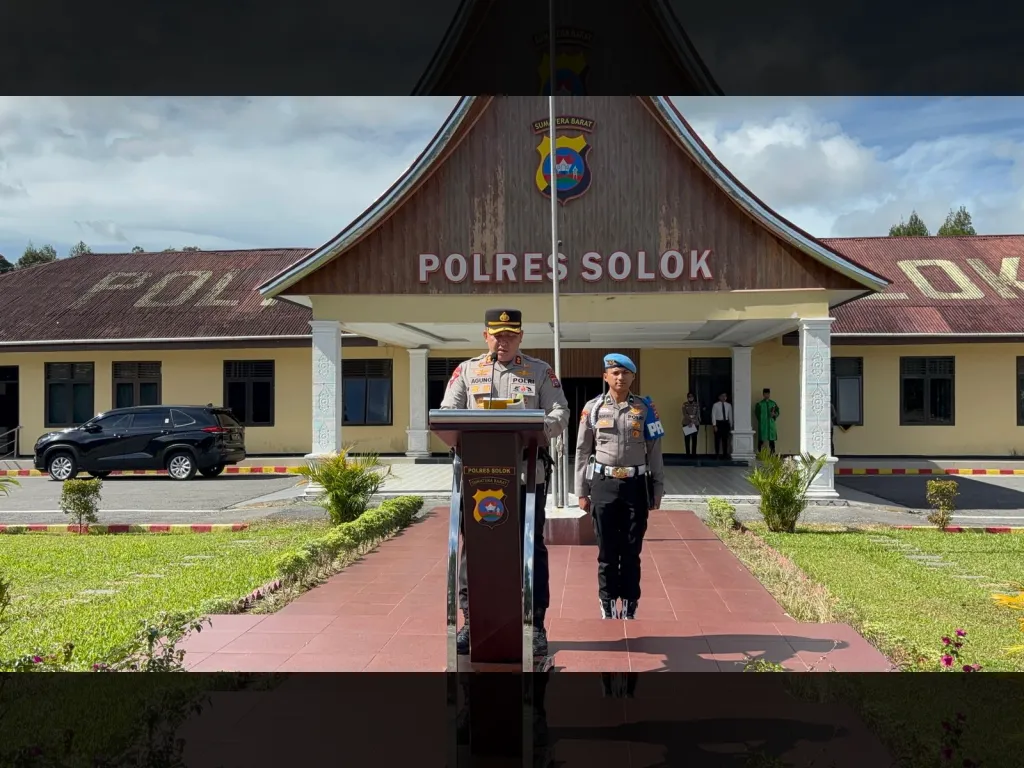Kapolres Solok AKBP Agung Pranajaya memberi sambutan mengiringi Sertijab Wakapolres dan Kabag Ops