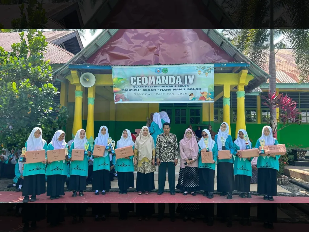 Para pemuncak menerima hadiah