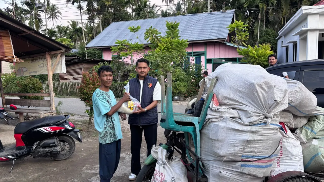 paket sembako diserahkan petugas