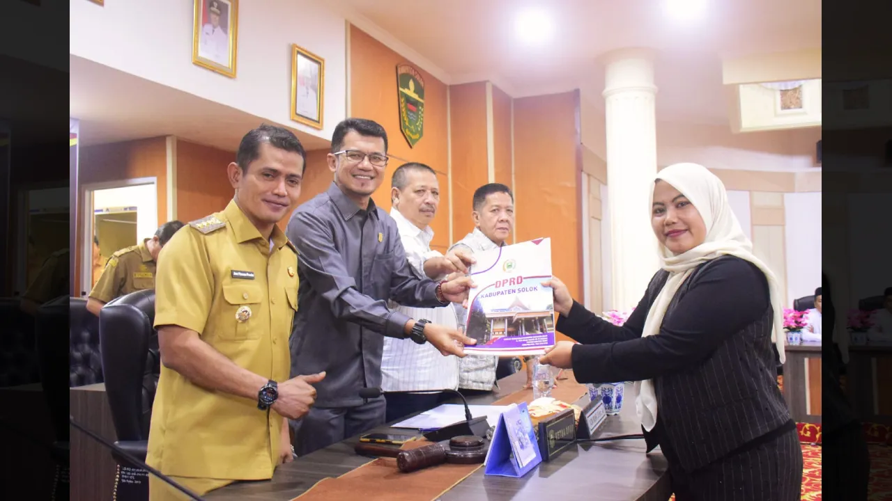 uru Bicara  Bapemperda  DPRD Kabupaten Solok, Endang Fitri Ayu Karlina serahkan hasil pembahasan terhadap Ranperda