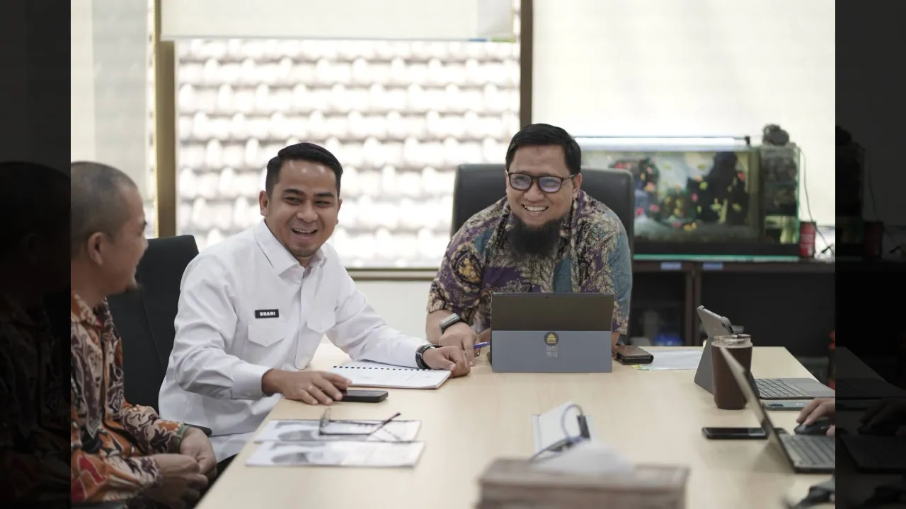 Walikota Solok Ramadhani saat diterima  pejabat Bappnas membahas kelanjutan pembangunan jalan lingkar Utara