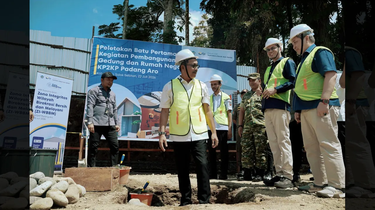 Bupati Khairunas meletakan batu pertama pembangunan Gedung KP2KP Solok Selatan