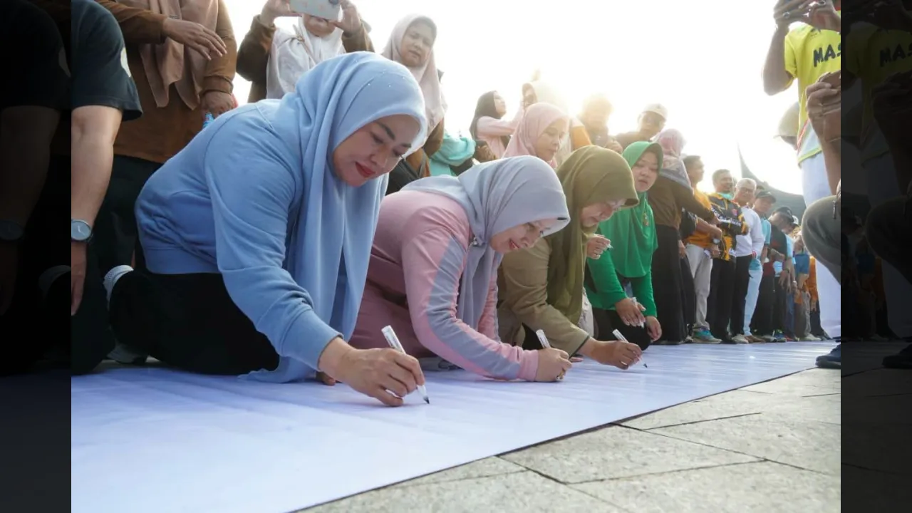 Kaum perempuan ikut bubuhi tandatangan dalam deklarasi tolak LGBT di Tanah Datar