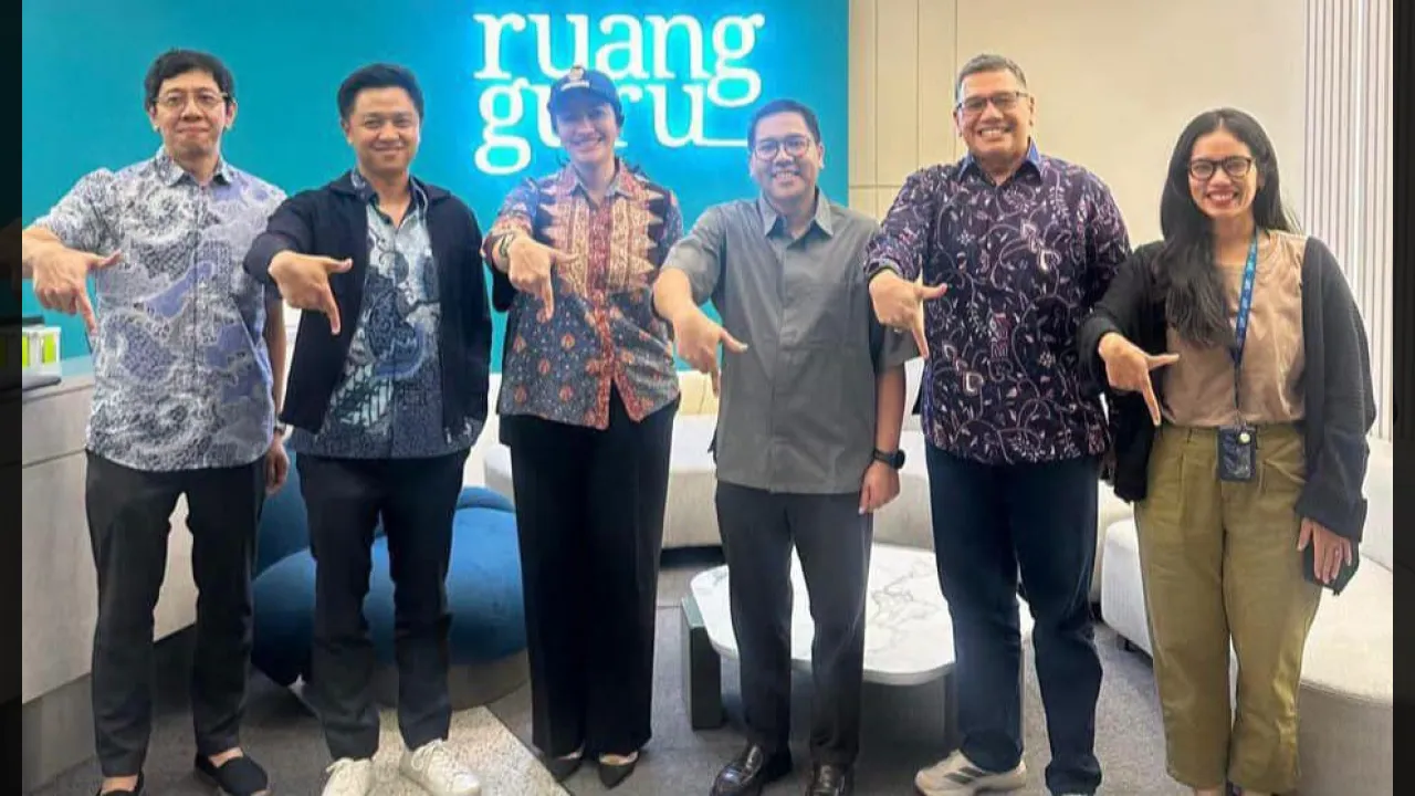 Bupati Annisa foto bersama dengan CFO Ruangguru, Iman Usman