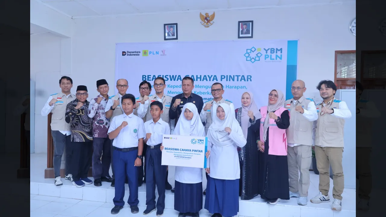 Penyerahan beasiswa cahaya pintar secara sim bolis di MTsN 2 Payakumbuh