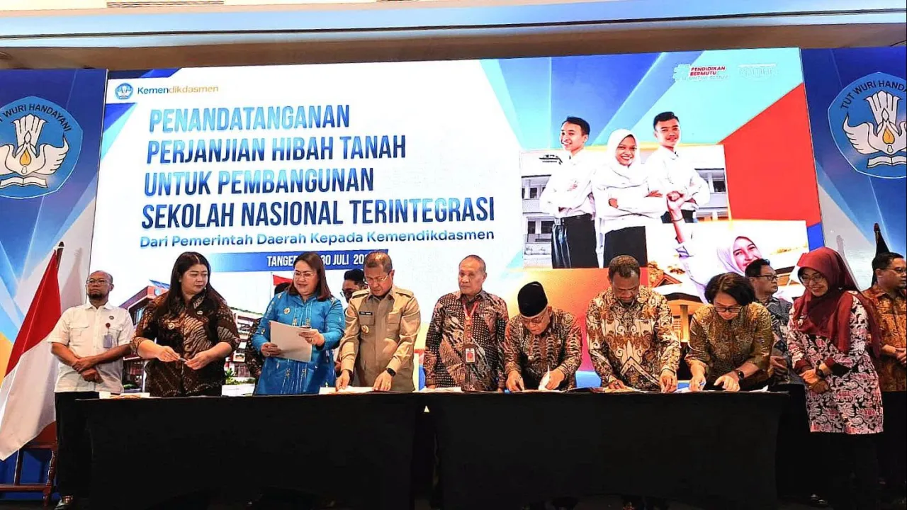 Penandatanganan Naskah Perjanjian Hibah Daerah (NPHD) lahan antara Pemkab Pasaman Barat dengan  Kemendikdasmen