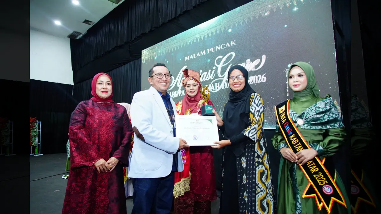Bupati Eka Putra bersama Ny. Lise Eka Putra  menyerahkan penghargaan kepada Pembina PIK-R