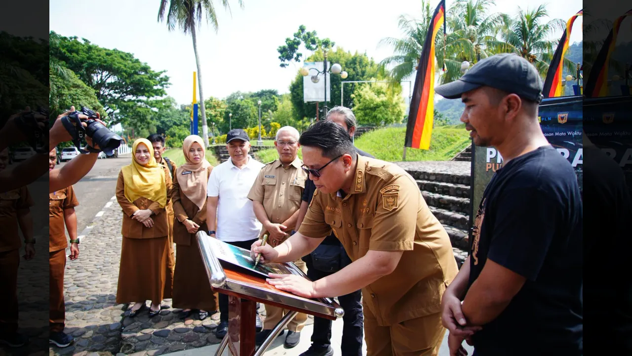 Wabup Ahmad Fadly tandatangani potter pameran foto prahara pulau emas