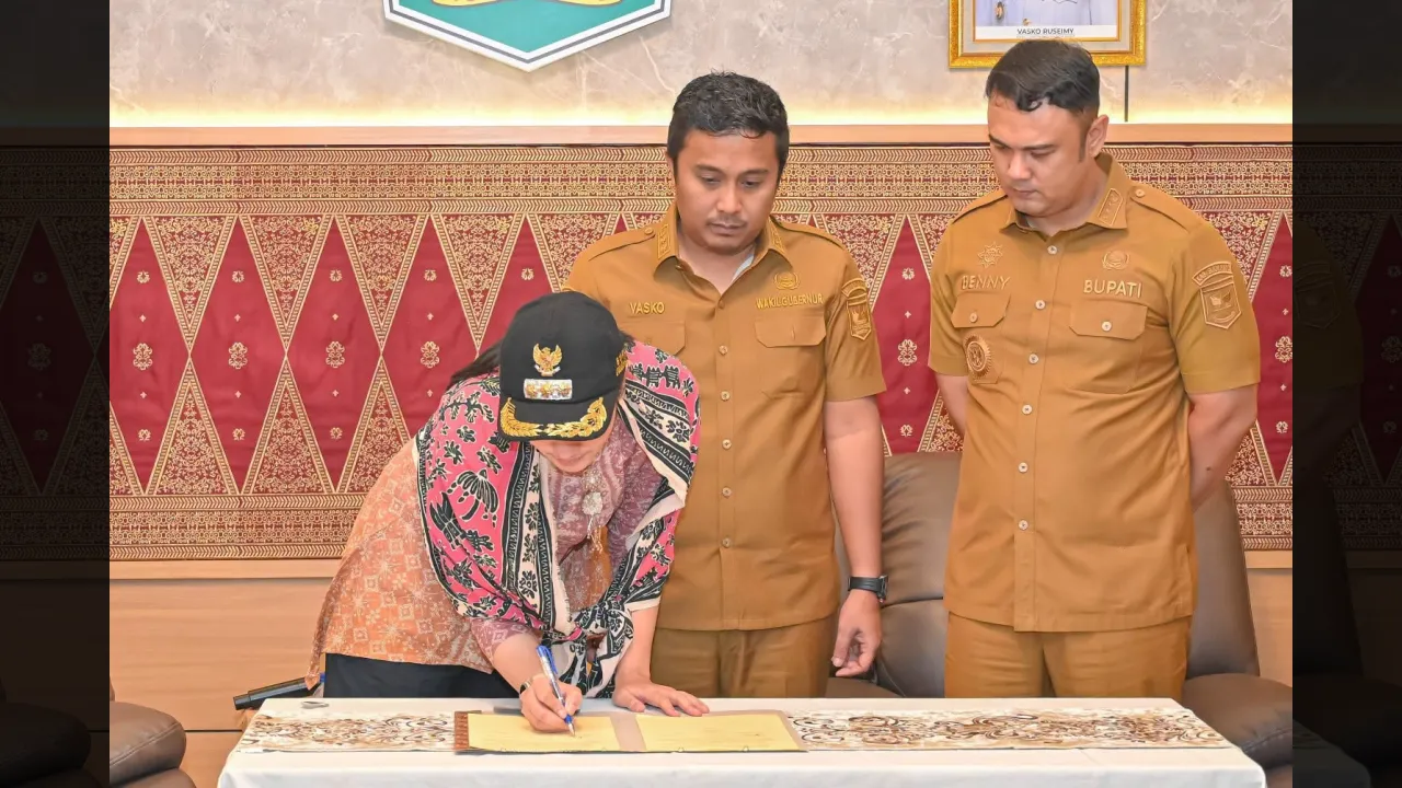 Bupati Dharmasraya Annisa Suci Ramadhani menandatangani dukungan pengusulan PSN
