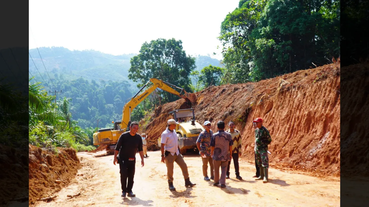Pengerjaan jalan tengah berlangsung