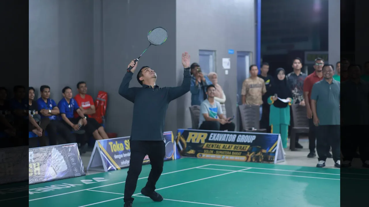 Buka turnamen Bumi Bos Cup 1, walikota Solok  berkenan melakukan pertandingan eksebishi